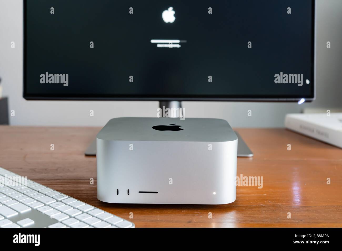 Bangkok, Thailand - 31. Mai 2022: Mac Studio, ein Desktop-Computer von Apple, auf einem Tisch. Stockfoto