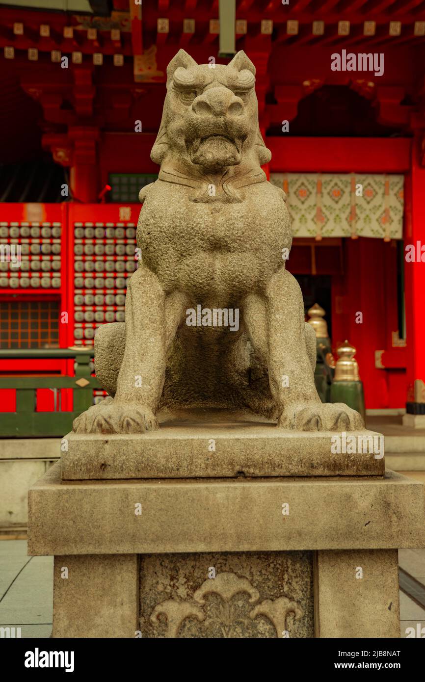 Statue Schutzhund am Kanda-Schrein in Tokio Stockfoto