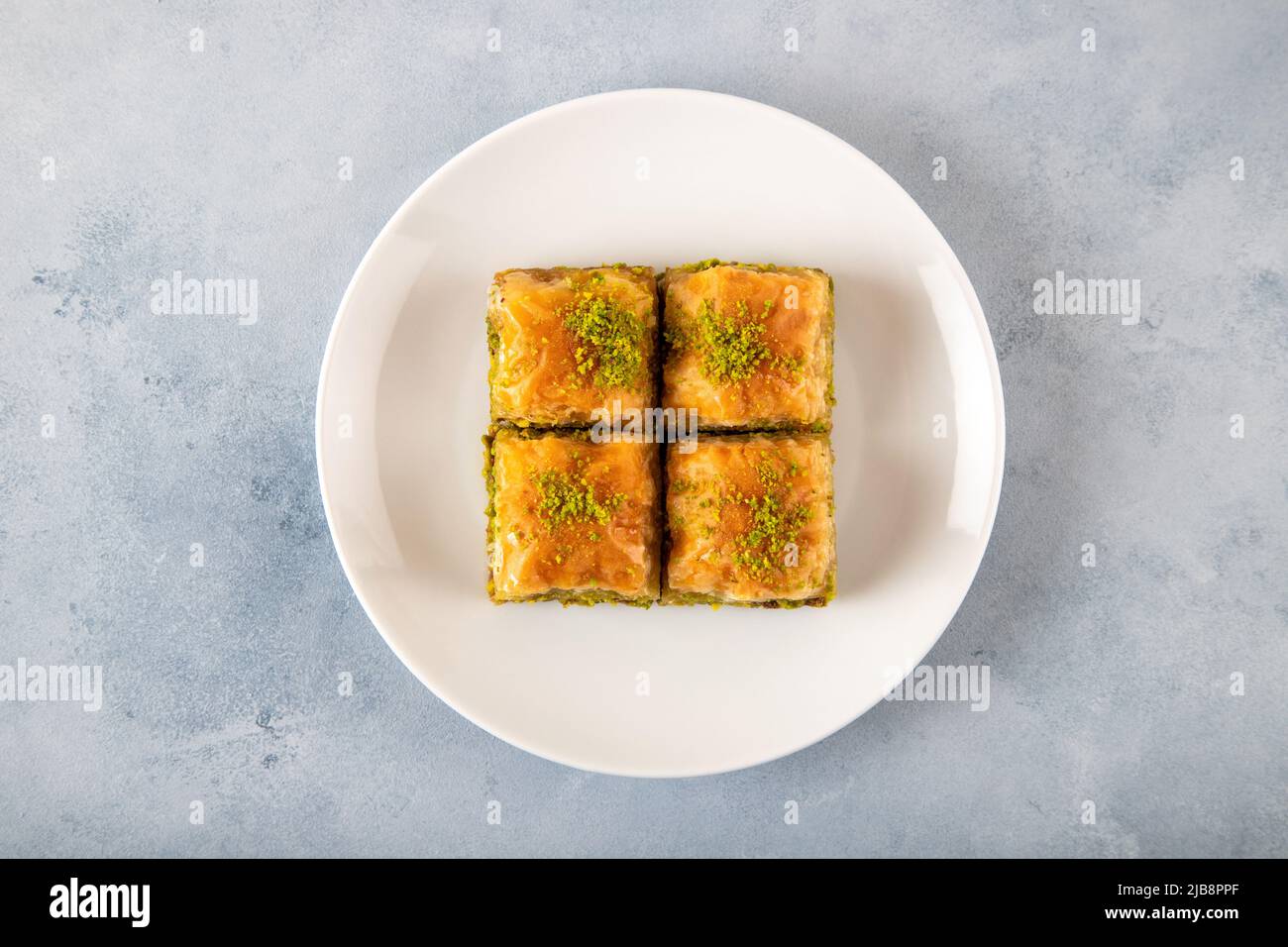 Pistazien Baklava auf einem weißen Teller Stockfoto
