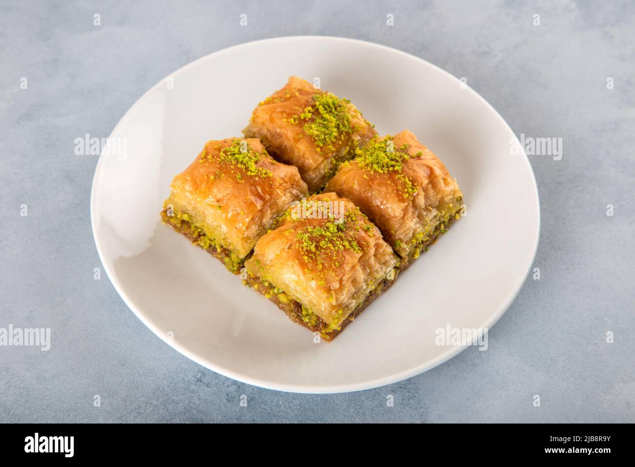 Pistazien Baklava auf einem weißen Teller Stockfoto