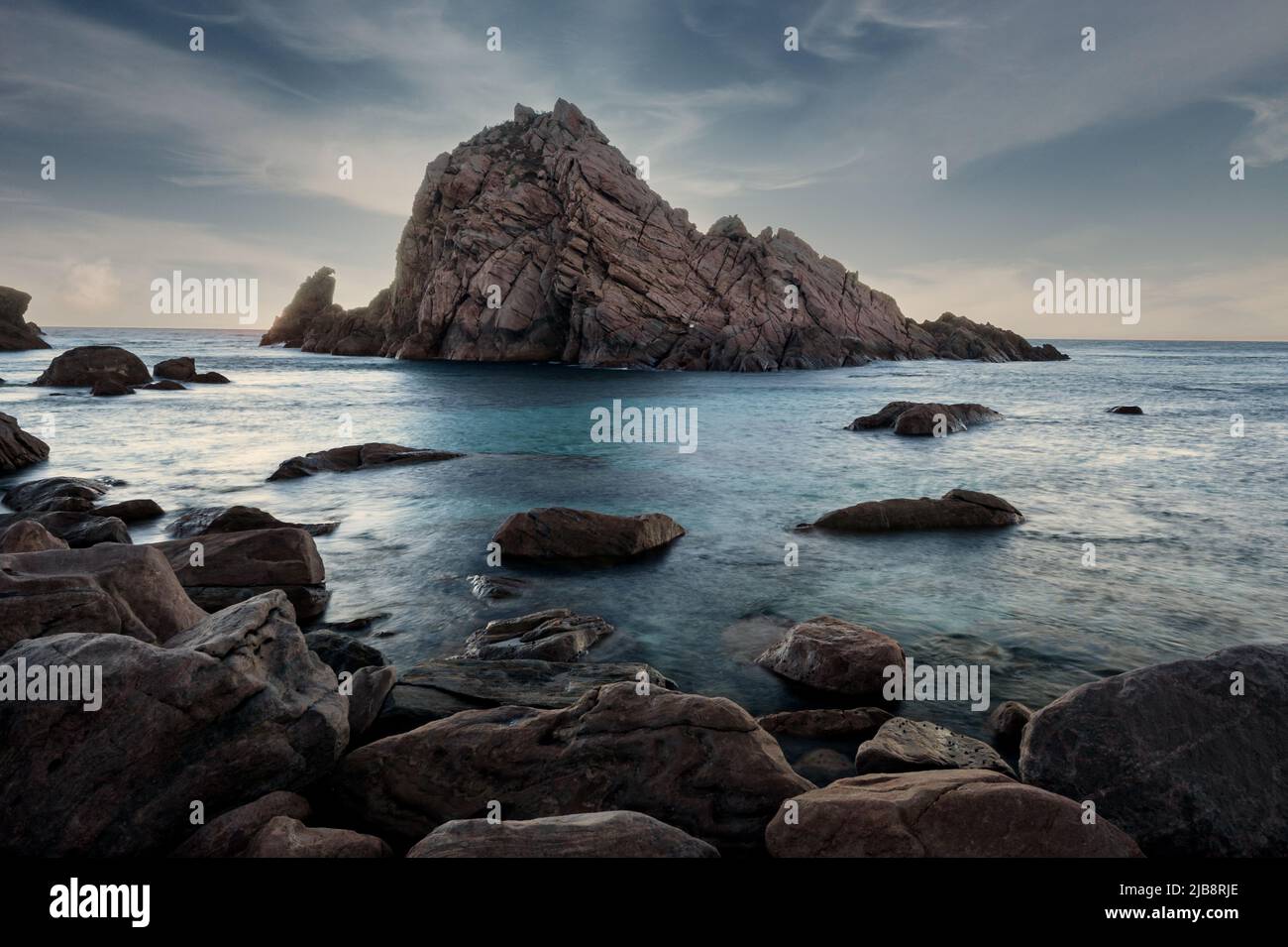 Sugarloaf Rock im Leeuwin-Naturaliste National Park unter einem wunderschönen Himmel. Stockfoto