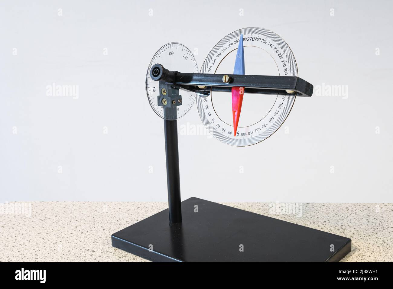 Spezieller Kompass, bei dem nicht nur die horizontale Komponente, sondern auch die vertikale Komponente der Richtung des Erdmagnetfeldes gemessen werden kann. Stockfoto