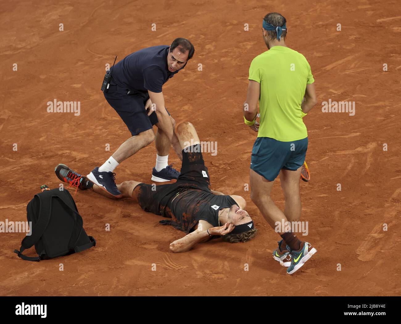 Paris, Frankreich. 03.. Juni 2022. Alexander Zverev aus Deutschland legt sich mit einer schweren Verletzung am rechten Knöchel nieder, während Rafael Nadal aus Spanien während ihres Halbfinales am 13. Tag der Roland-Garros 2022, French Open 2022, dem zweiten Grand Slam Tennisturnier der Saison am 2. Juni 2022 im Roland-Garros-Stadion in Paris, Frankreich - Foto: Jean Catuffe/DPPI/LiveMedia Kredit: Unabhängige Fotoagentur/Alamy Live News Stockfoto