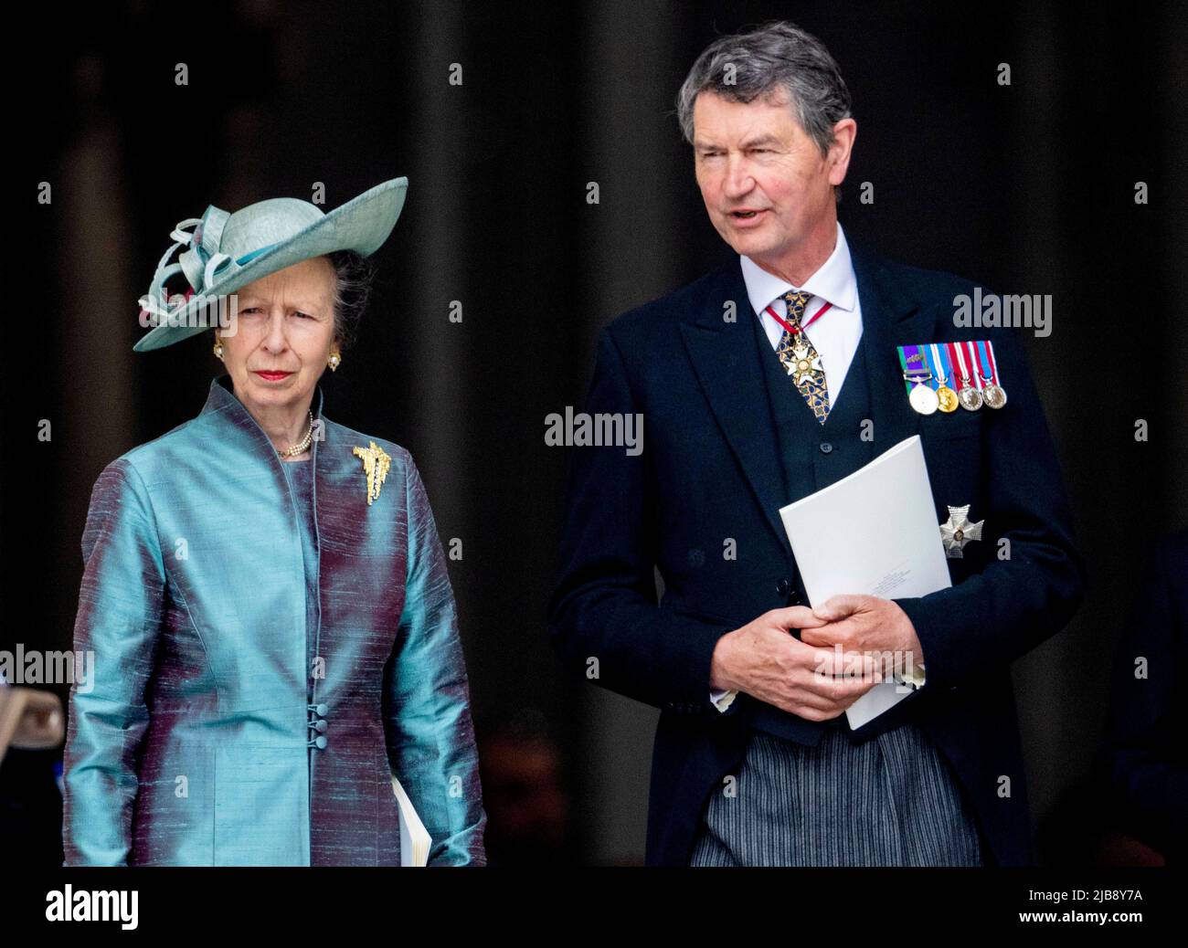 London, Großbritannien. 03.. Juni 2022. Prinzessin Anne und Sir Timothy Laurence verlassen am 03. Juni 2022 die St. Pauls Cathedral in London, nachdem sie am Gottesdienst zum Nationalfeiertag zur Feier des Platin-Jubiläums ihrer Majestät der Königin Albert Nieboer/Niederlande OUT/Point de Vue OUT teilgenommen hatten.Quelle: dpa picture Alliance/Alamy Live News Stockfoto