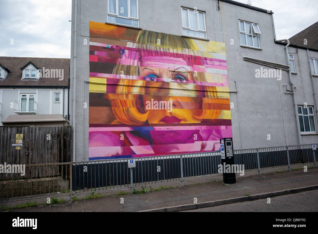 Mosaik von Grayson Perry auf der Hotelseite von Chelmsford, Essex Stockfoto