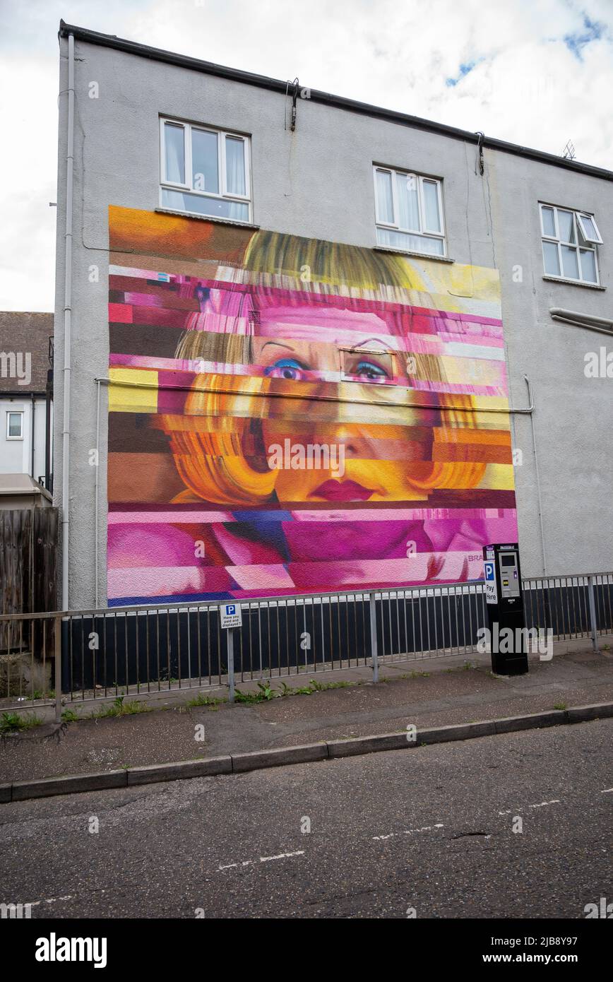 Mosaik von Grayson Perry auf der Hotelseite von Chelmsford, Essex Stockfoto
