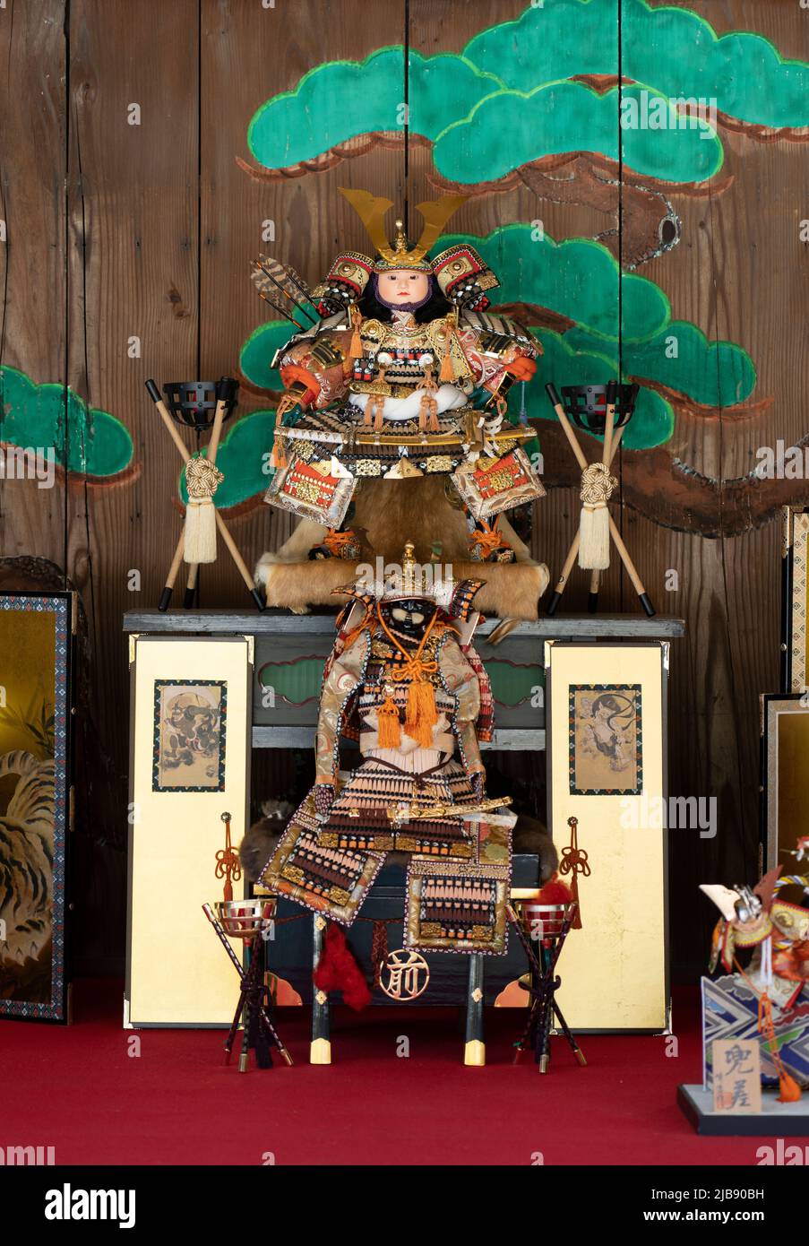 tango no sekku, Boy's Day, Rüstung und Tiger Statuen, Achi Shrine, Kurashiki, Okayama Präfektur, Western Honshu, Japan. Stockfoto