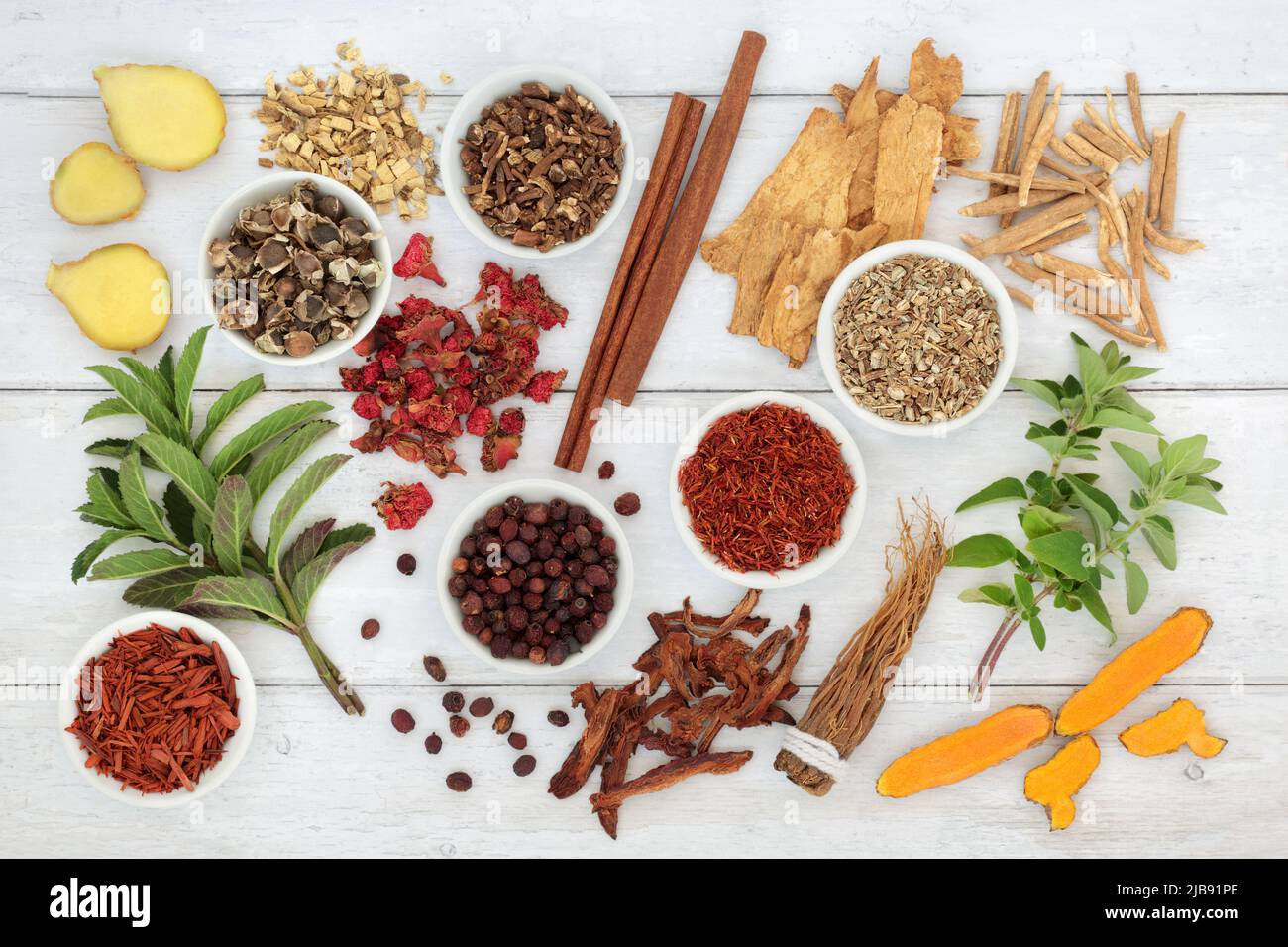 Kräuter und Gewürze frisch und getrocknet für den Immunabwehr-Schub auf rustikalem Holz. Health Care Lebensmittel reich an starken Antioxidantien, Anthocyane, Vitamine. Stockfoto