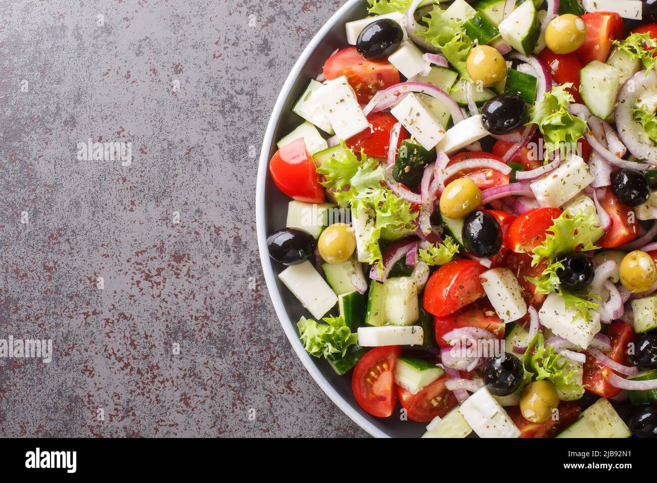Griechischer Salat mit frischem Gemüse, Feta-Käse und schwarzen Oliven ...