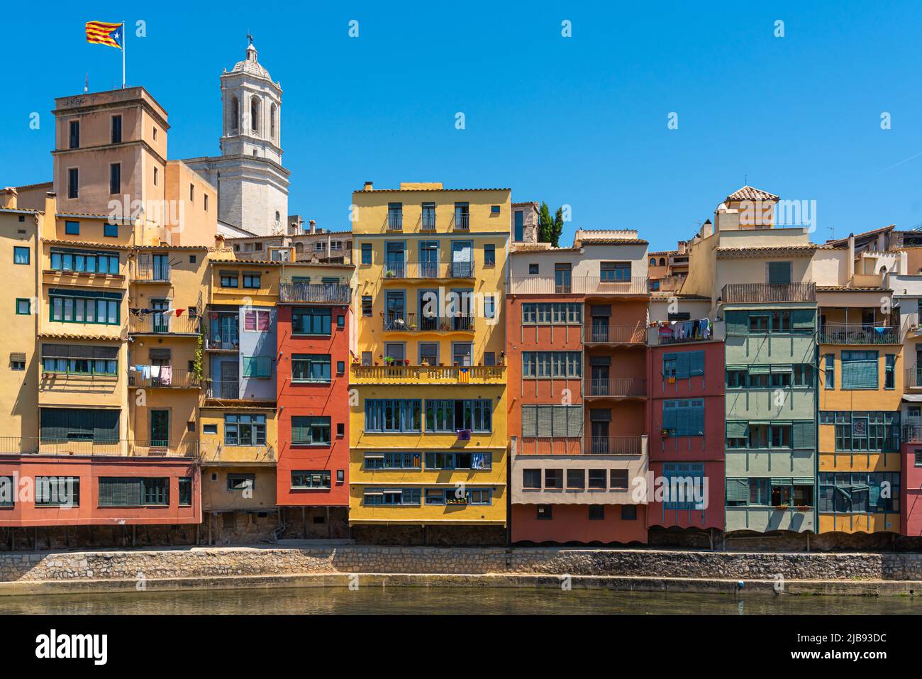 Bunte gelbe und orange Häuser und berühmtes Haus Casa Maso am Fluss Onyar in Girona, Katalonien, Spanien Stockfoto