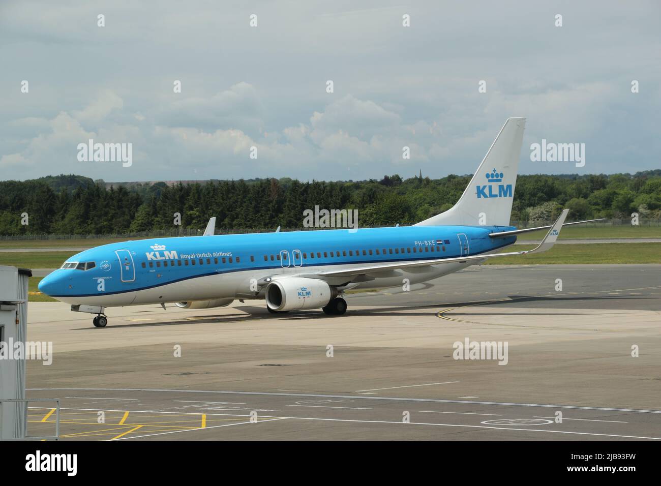 KLM Boeing 737 auf der Start- und Landebahn am Flughafen Edinburgh Stockfoto