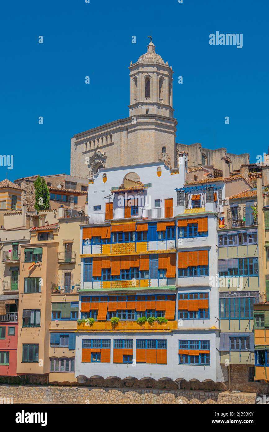Bunte gelbe und orange Häuser und berühmtes Haus Casa Maso am Fluss Onyar in Girona, Katalonien, Spanien Stockfoto
