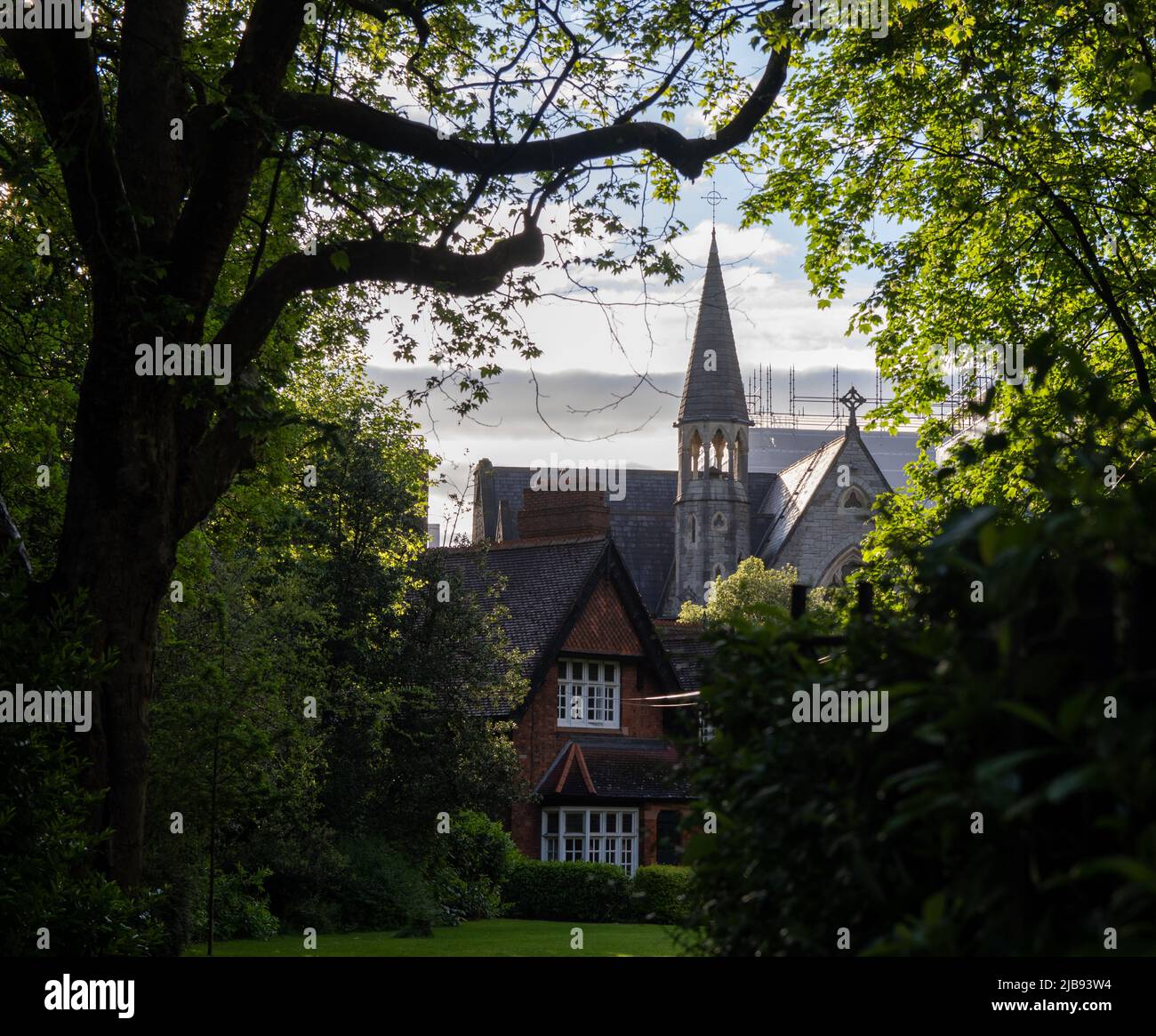 Dublin, Irland - Mai 17. 2022: Blick auf die Dublin Unitarian Church vom St. Stephens Green Park aus Stockfoto