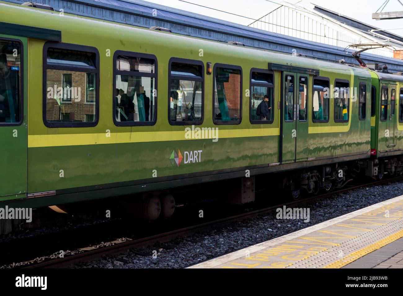 Dublin, Irland - Mai 18. 2022: Zug des Irish Rail (Iarnród Éireann) Dart Zuges am Connolly Bahnhof Stockfoto