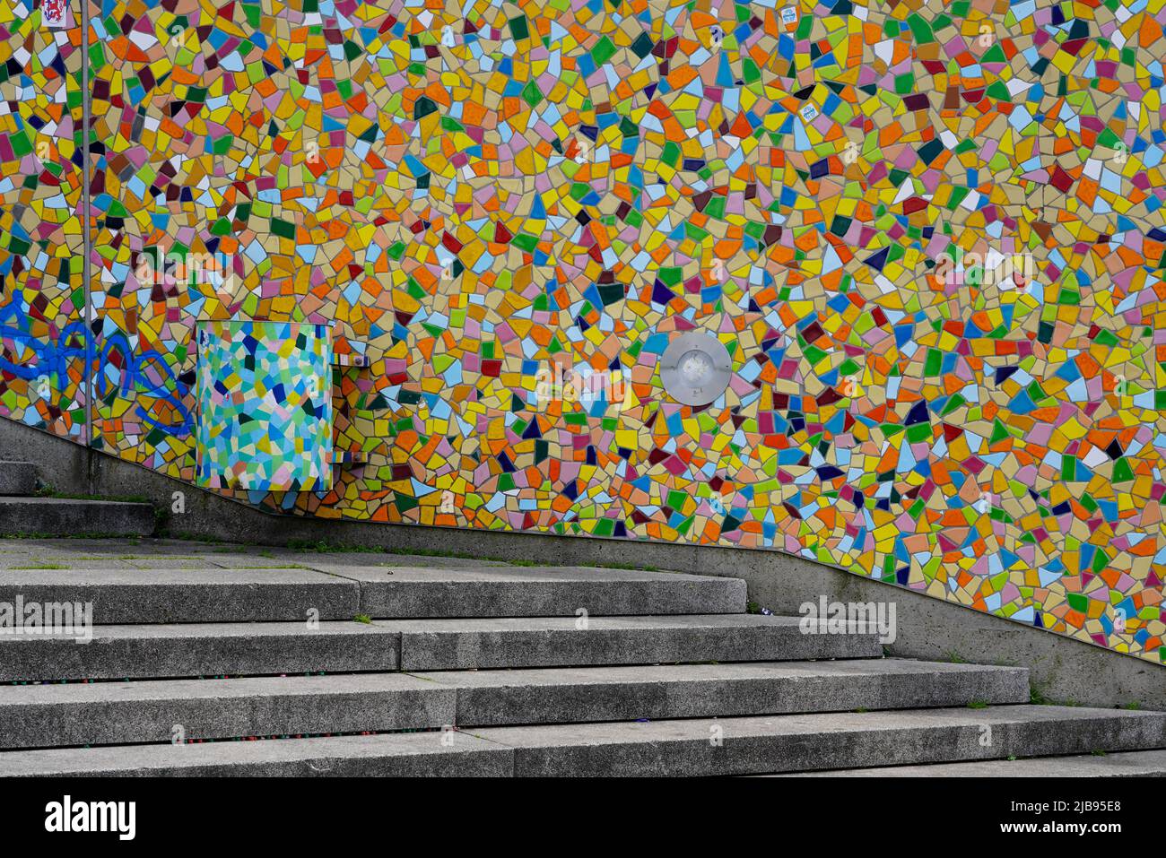 Eine Treppe am Rheinufer in Düsseldorf vor dem Fliesenkunstwerk Rivertime von Hermann-Josef Kuhna. 24.5.22 Stockfoto