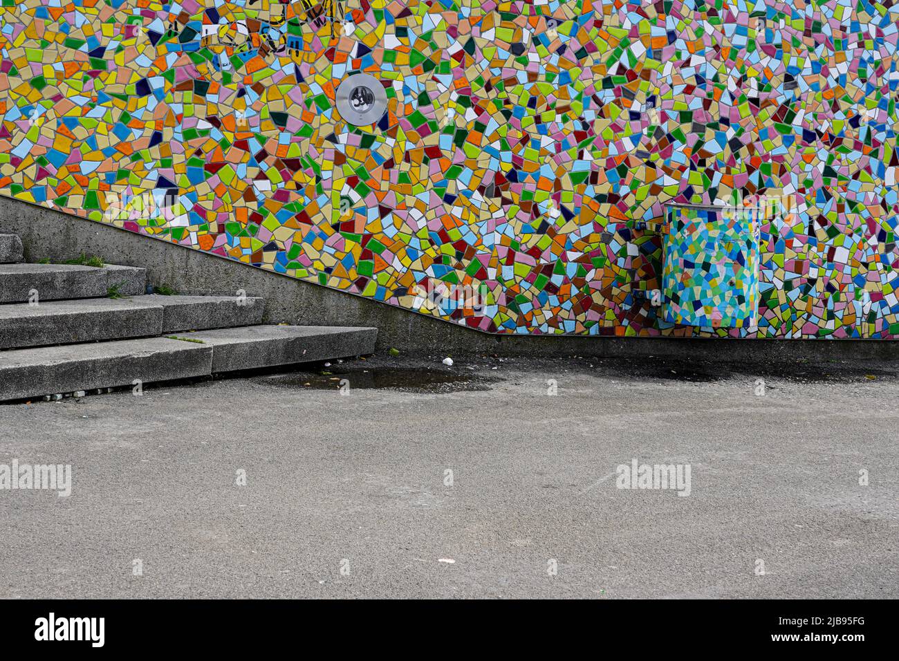Eine Treppe am Rheinufer Düsseldorf, Deutschland vor dem Fliesenkunstwerk Rivertime von Hermann-Josef Kuhna. 24.5.22 Stockfoto