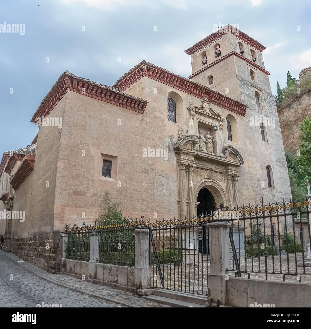 Granada Spanien - 09 14 2021: Blick auf die San Pedro und San Pablo Kirche, Mudejar und Renaissance Stile, auf Carrera del Darro auf die Straße traurig zu gehen Stockfoto