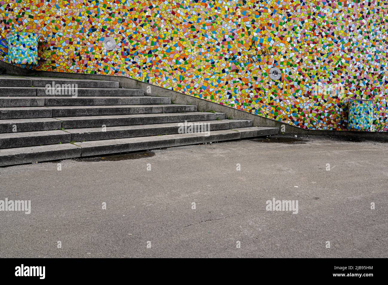 Eine Treppe am Rheinufer Düsseldorf, Deutschland vor dem Fliesenkunstwerk Rivertime von Hermann-Josef Kuhna. 24.5.22 Stockfoto
