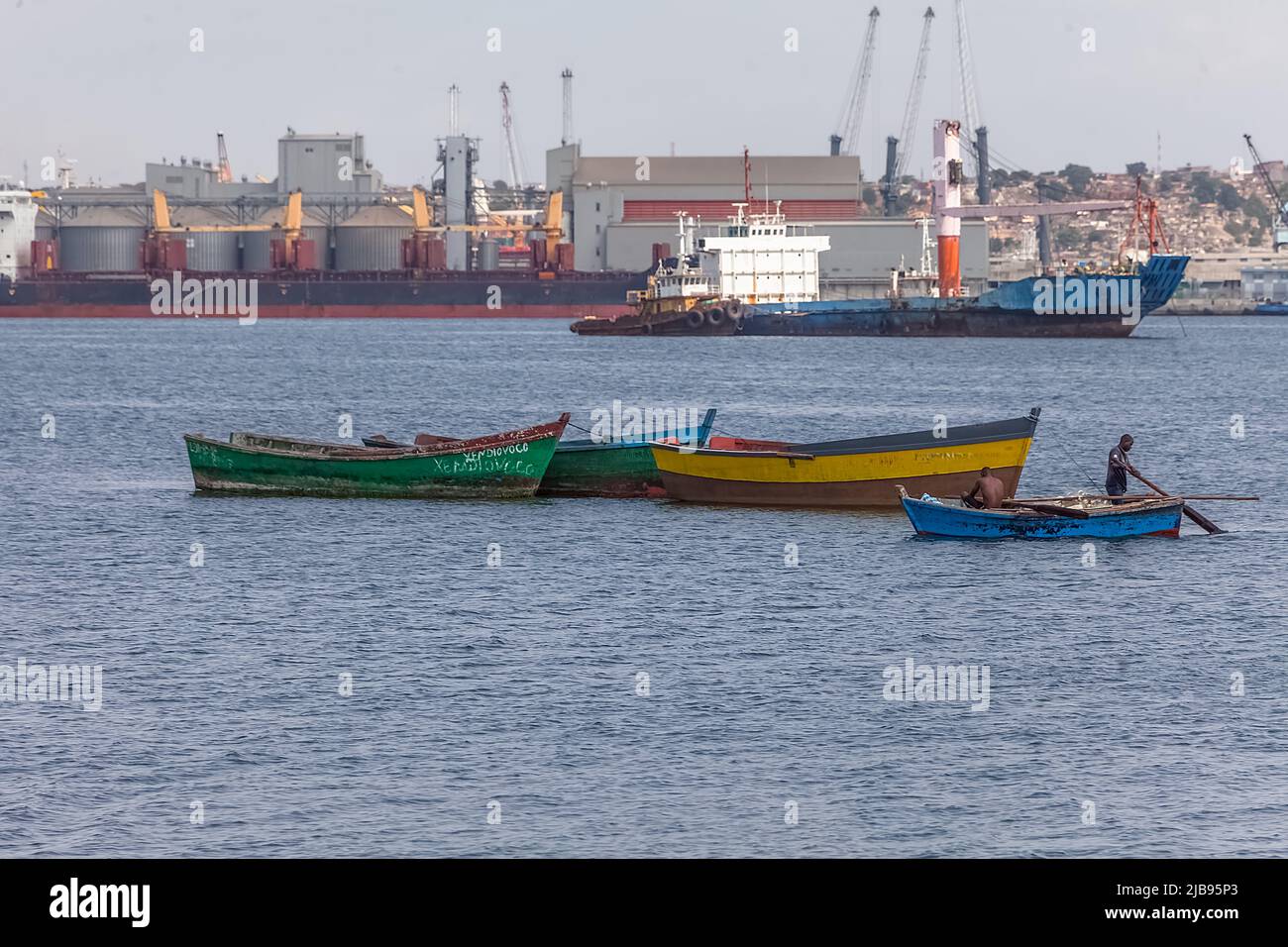 Luanda Angola - 10 13 2021: Blick auf Fischerboote, Öltanker und Hafen von Luanda, Hafenlogistikzentrum mit Containern im Hintergrund, Luanda, Angol Stockfoto