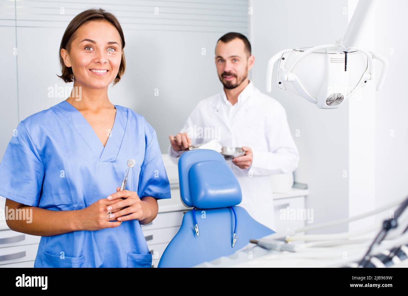 Porträt von Zahnarzt und Assistent Stockfoto