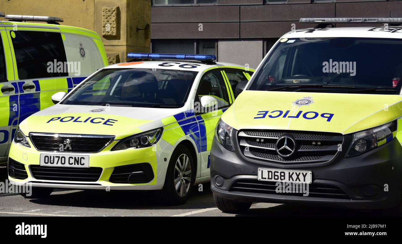 Autos oder Fahrzeuge der britischen Verkehrspolizei, die im Zentrum von Manchester, England, Großbritannien, geparkt sind Stockfoto