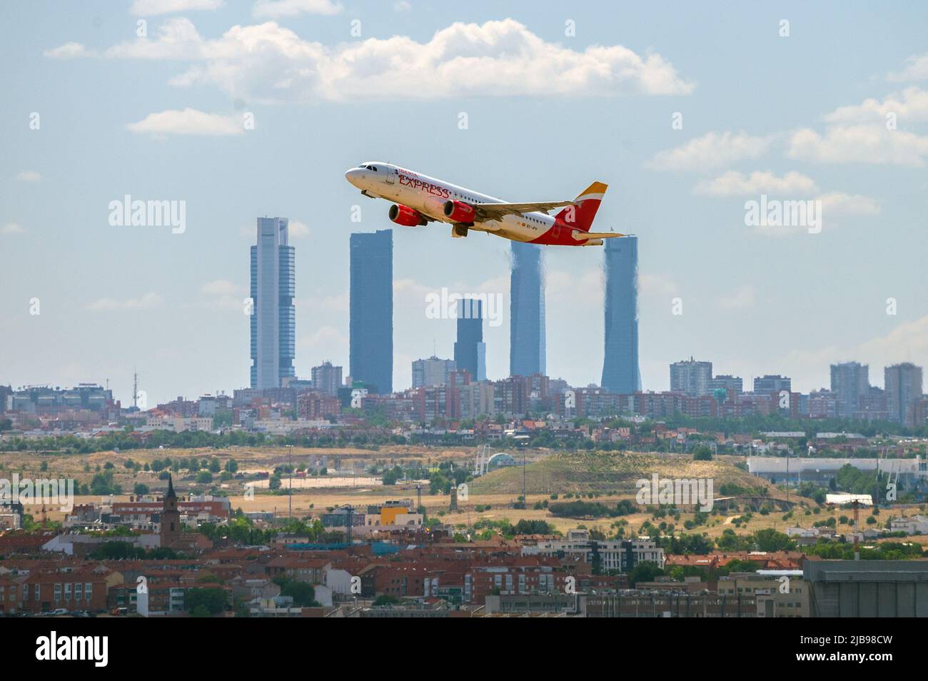 Iberia Express fliegt vom Flughafen Madrid Adolfo Suarez an den Wolkenkratzern des Geschäftsviertels von Madrid vorbei. Stockfoto