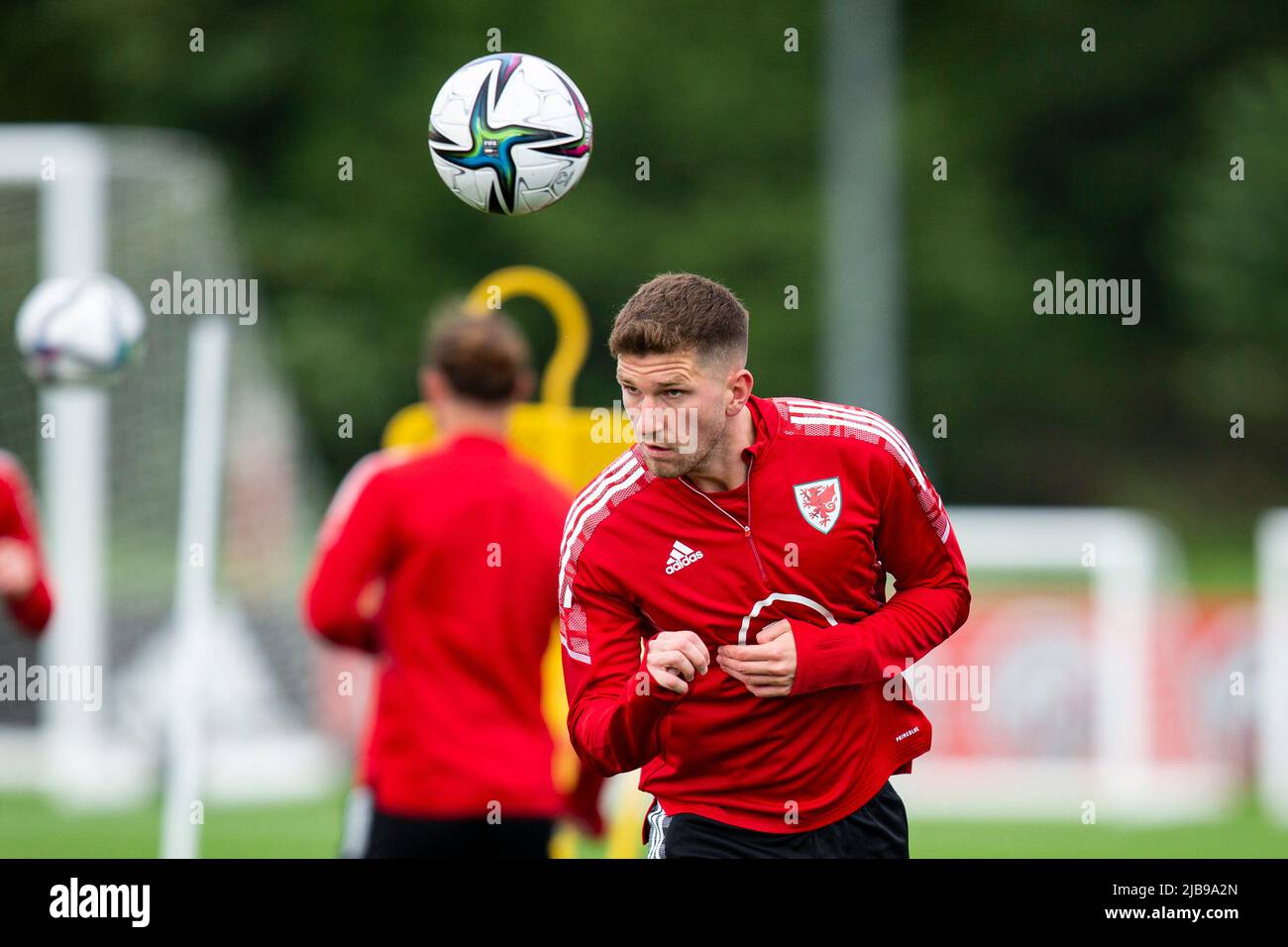 Hensol, Großbritannien. 04.. Juni 2022. Chris Mepham aus Wales im Training. Wales MD1 Training Session im Wale Resort am 4.. Juni 2022 vor dem FIFA World Cup Play Off Finale 2022 gegen die Ukraine. Quelle: Lewis Mitchell/Alamy Live News Stockfoto