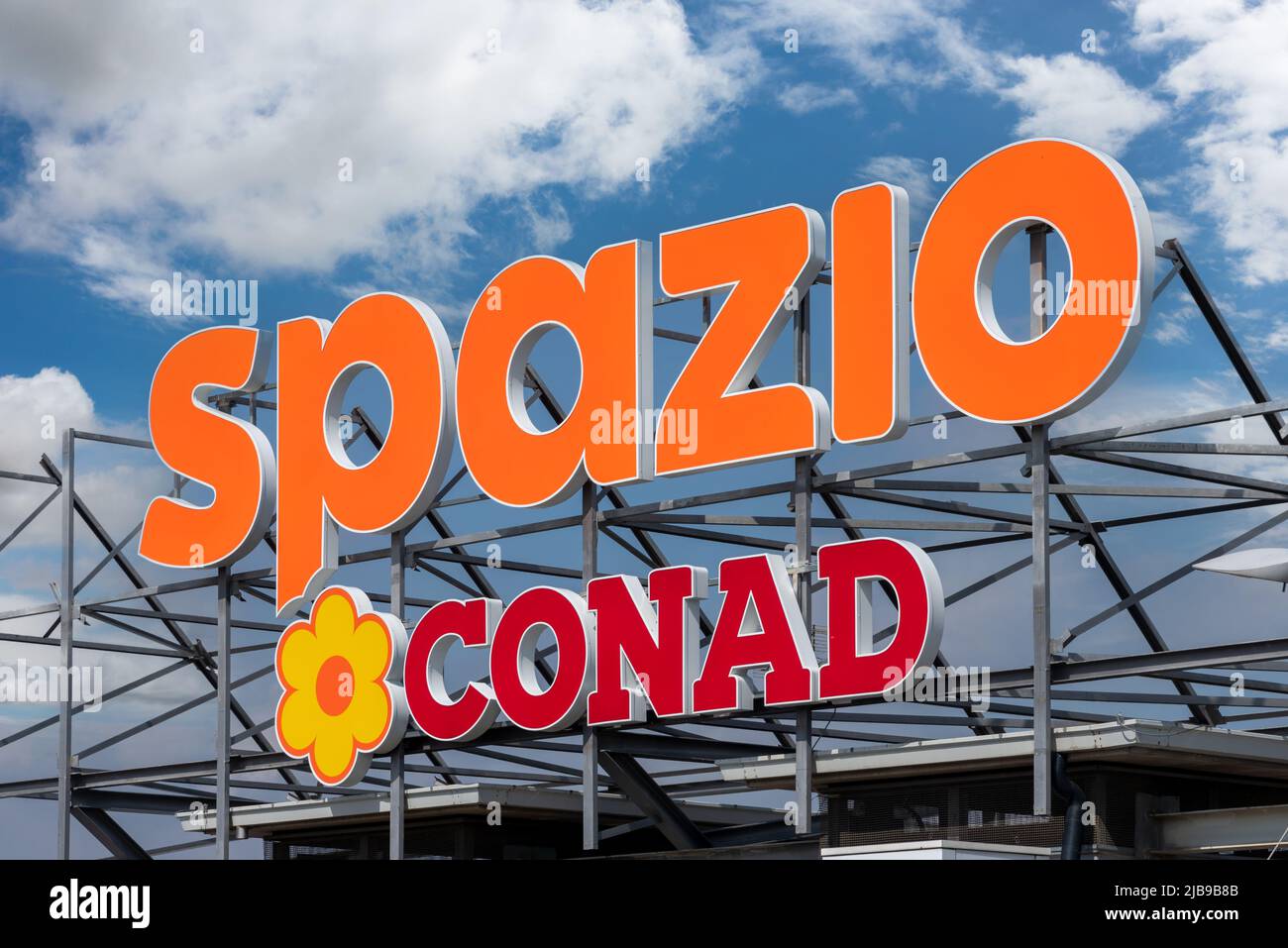 Borgo San Dalmazzo, Cuneo, Italien - 03. Juni 2022: Conad Spazio Superstore-Logo auf blauem Himmel, Conad (National Retail Consortium) ist das erste Stockfoto