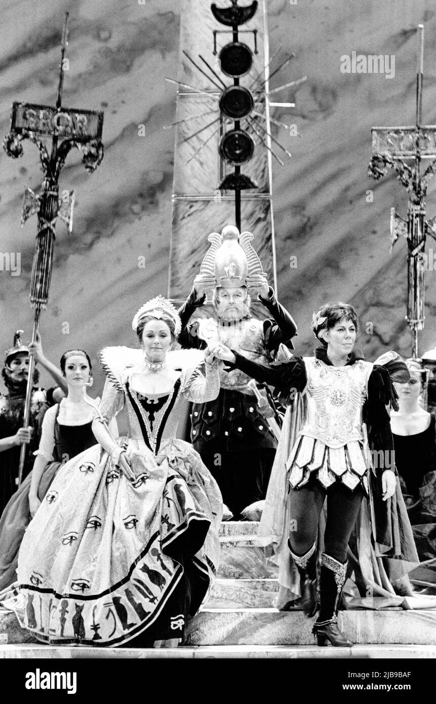 Vorderseite, l-r: Valerie Masterson (Cleopatra), Janet Baker (Julius Caesar) in JULIUS CAESAR (Giulio Cesare in Egitto) an der English National Opera (ENO), London Coliseum WC2 05/12/1979Musik von Georg Frideric Händel Libretto von Nicola Francesco Haym Englische Übersetzung: Brian Trowell Leitung: Charles Mackerras Bühnenbild: John Pascoe Kostüme: Michael Stennet Beleuchtung: Robert Bryan Regie: John Copley Stockfoto