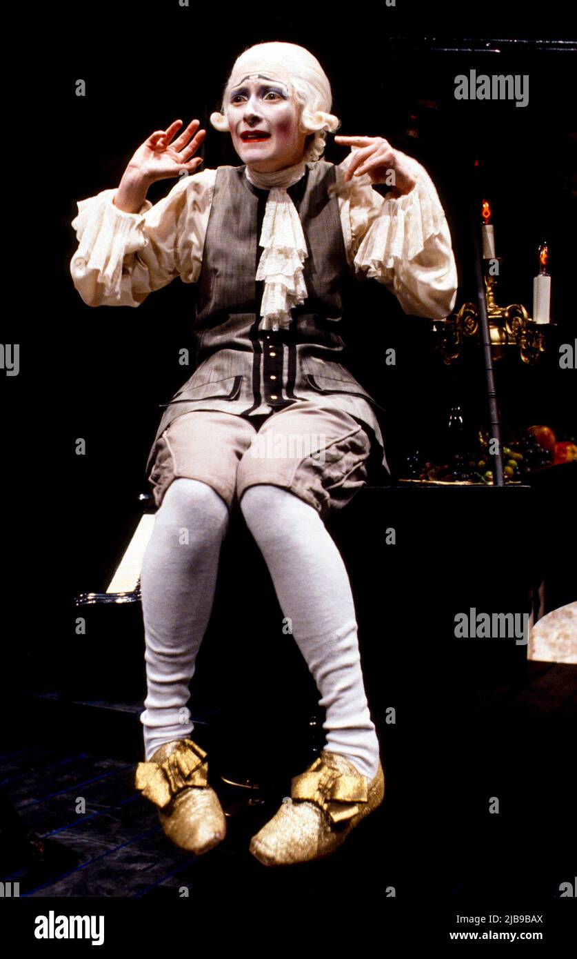 Tilda Swinton (Wolfgang Amadeus Mozart) in MOZART UND SALIERI von Alexander Pushkin am Almeida Theater, London N1 07/04/1989 Stockfoto