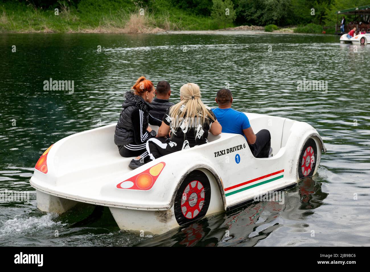 Rila Fun Park zwei Paare bulgarischer Reisende, die einen Tag auf einem Paddelboot im Rila Park, Dupnitsa, Bulgarien, Osteuropa, Balkan, EU Stockfoto