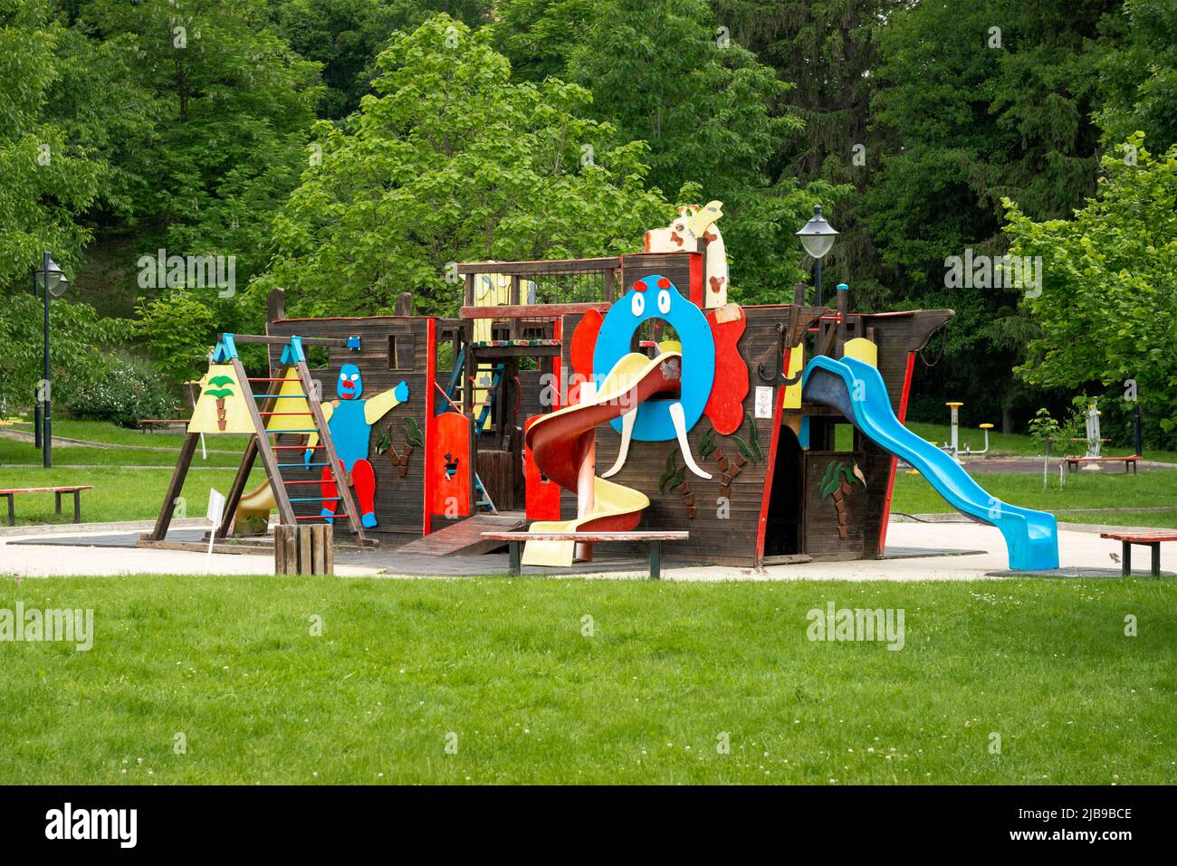 Rila Fun Park Leerer Kinderspielplatz umgeben von Grün im Rila Park, Dupnitsa, Bulgarien, Osteuropa, Balkan, EU Stockfoto