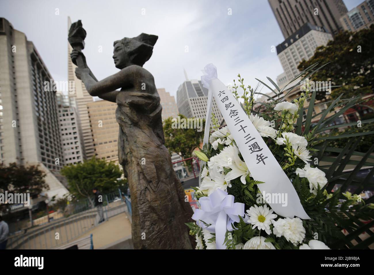 San Francisco, USA. 03.. Juni 2022. Blumen, die an der Freiheitsgöttin Statue platziert wurden. Einige amerikanische Chinesen und Amerikaner aus Hongkong veranstalten am 3.. Juni in Chinatown von San Francisco eine Kundgebung zum Gedenken an die Niederschlagung des Platzes des Himmlischen Friedens am 33. Jahrestag. Etwa zweihundert Menschen nehmen an der Kundgebung Teil und einige von ihnen halten die elektronischen Kerzen, um zu gedenken. Die Organisatoren dieser Kundgebung hoffen, dass die Menschen die Niederschlagung des Tiananmen-Platzes nicht vergessen und mehr Menschen die Wahrheit davon wissen lassen. Kredit: SOPA Images Limited/Alamy Live Nachrichten Stockfoto