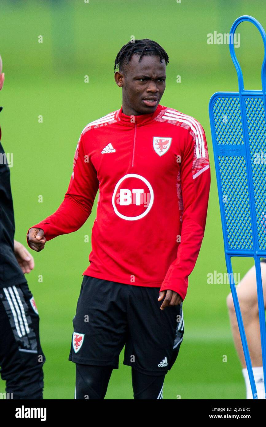 Hensol, Großbritannien. 04.. Juni 2022. Rabbi Matondo aus Wales in der Ausbildung. Wales MD1 Training Session im Wale Resort am 4.. Juni 2022 vor dem FIFA World Cup Play Off Finale 2022 gegen die Ukraine. Quelle: Lewis Mitchell/Alamy Live News Stockfoto