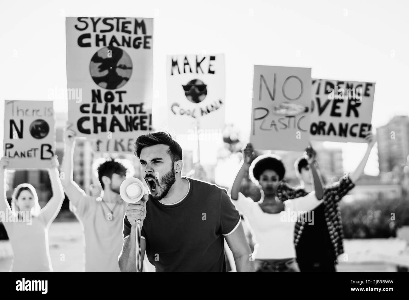Gruppe junger Aktivisten, die für den Klimawandel protestieren - Konzept der globalen Erwärmung Stockfoto
