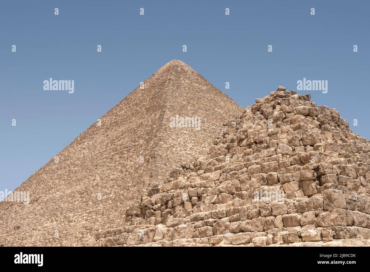 Pyramide des Cheops auf dem Gizeh-Plateau, die Pyramiden von Gizeh, Kairo, Ägypten Stockfoto