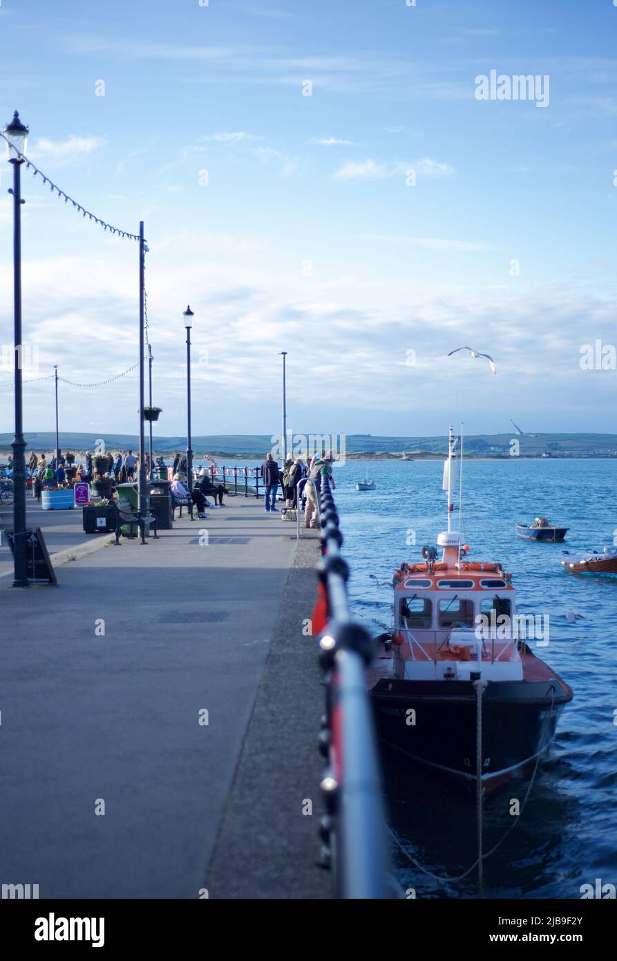 Appledore, Devon, der Strand Bürgersteig mit Menschen im Sommer, 2022 Stockfoto
