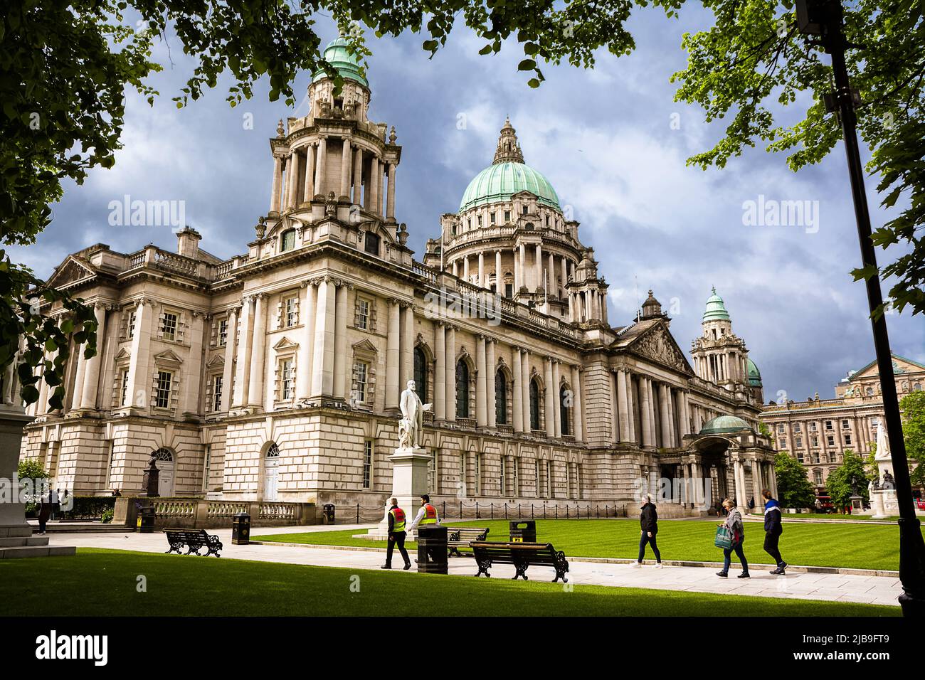 Belfast, Vereinigtes Königreich - 21. Mai 2022: Belfast City Hall an einem bewölkten Tag, Belfast Stockfoto