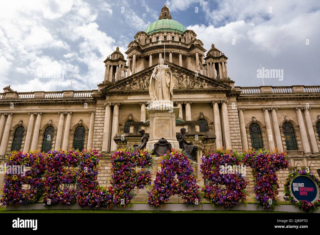 Belfast, Vereinigtes Königreich - 21. Mai 2022: Detail des Rathauses in Belfast mit der Inschrift Belfast an erster Stelle Stockfoto