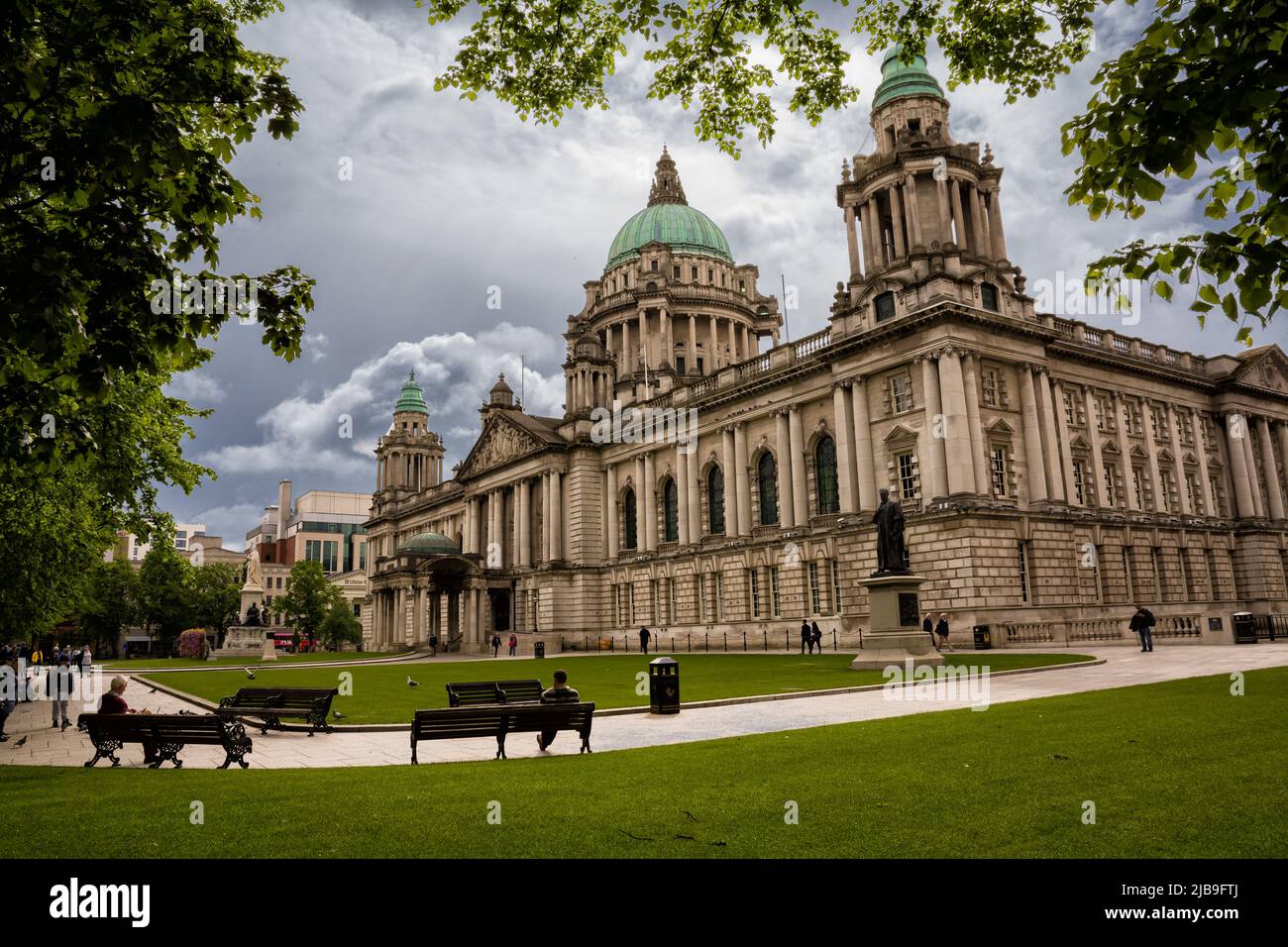 Belfast, Vereinigtes Königreich - 21. Mai 2022: Belfast City Hall an einem bewölkten Tag, Belfast Stockfoto