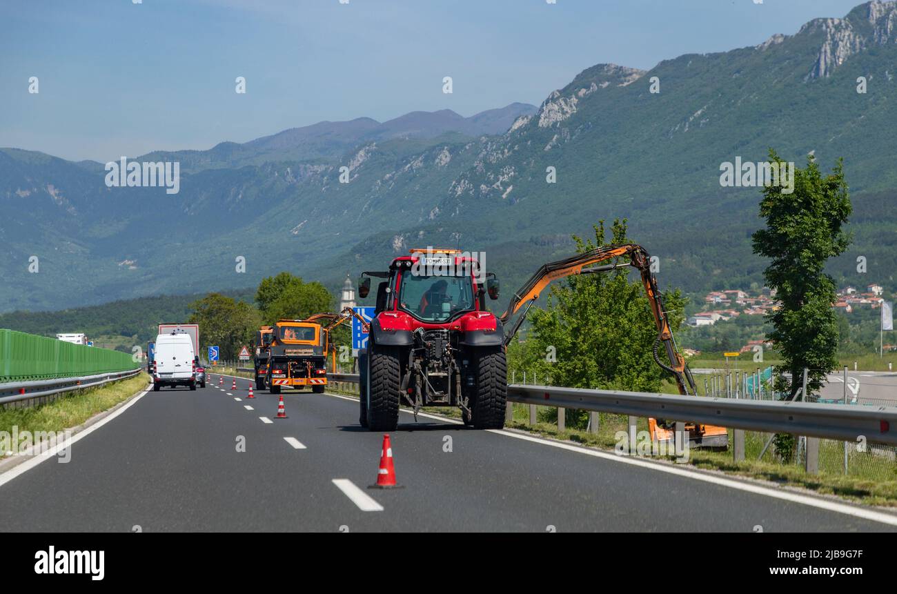 Ein Bild von Bauarbeiten am Straßenrand, die mit Spezialmaschinen auf einer slowenischen Autobahn durchgeführt werden. Stockfoto