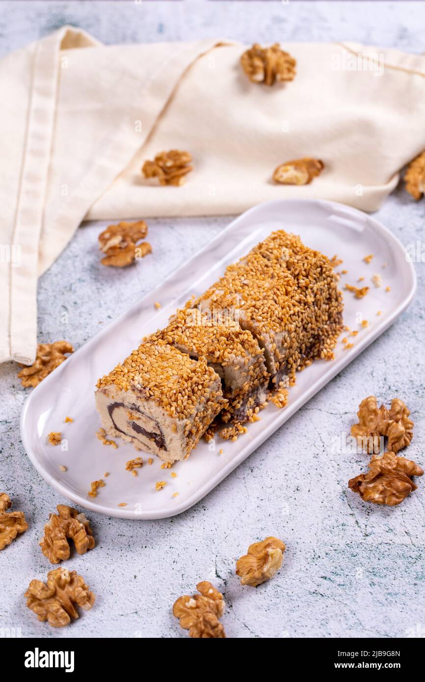 Palace Halva. Traditionelle türkische Küche Delikatessen. Schokolade Halva Dessert auf Stein Hintergrund. Nahaufnahme. Lokaler Name saray helvasi Stockfoto