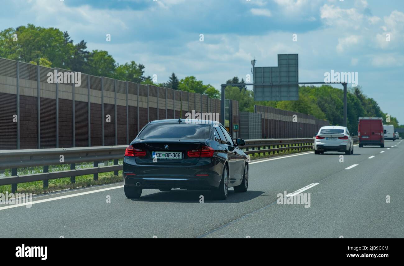 Ein Bild eines schwarzen BMW der Serie 3 auf einer slowenischen Autobahn. Stockfoto