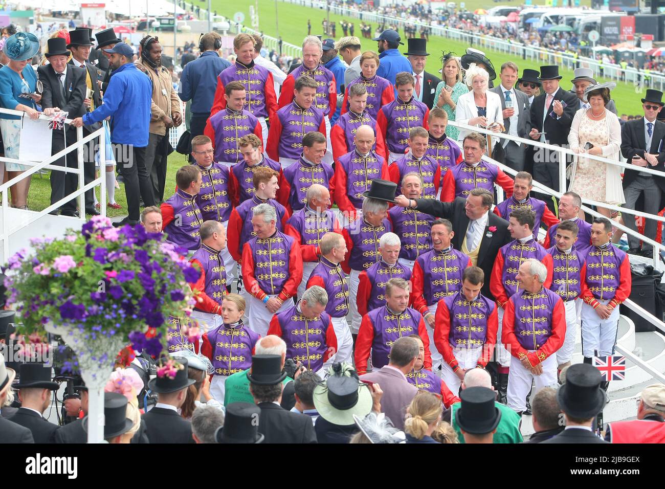 Epsom Downs, Surrey, Großbritannien. 4.. Juni 2022. Royal Jockeys Vergangenheit und Gegenwart versammeln sich vor der Ankunft von Priness Anne beim Cazoo Derby Classic Pferderennen Credit: Motofoto/Alamy Live News Stockfoto