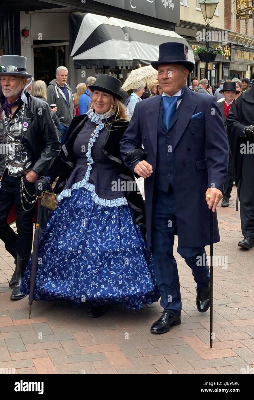 Menschen, die als literarische Figuren aus Dickens verkleidet sind, nehmen an der Parade beim Platinum Jubilee Dickens Festival in Rochester, Kent, am dritten Tag der Platinum Jubilee-Feierlichkeiten für Königin Elizabeth II. Teil Bilddatum: Samstag, 4. Juni 2022. Stockfoto