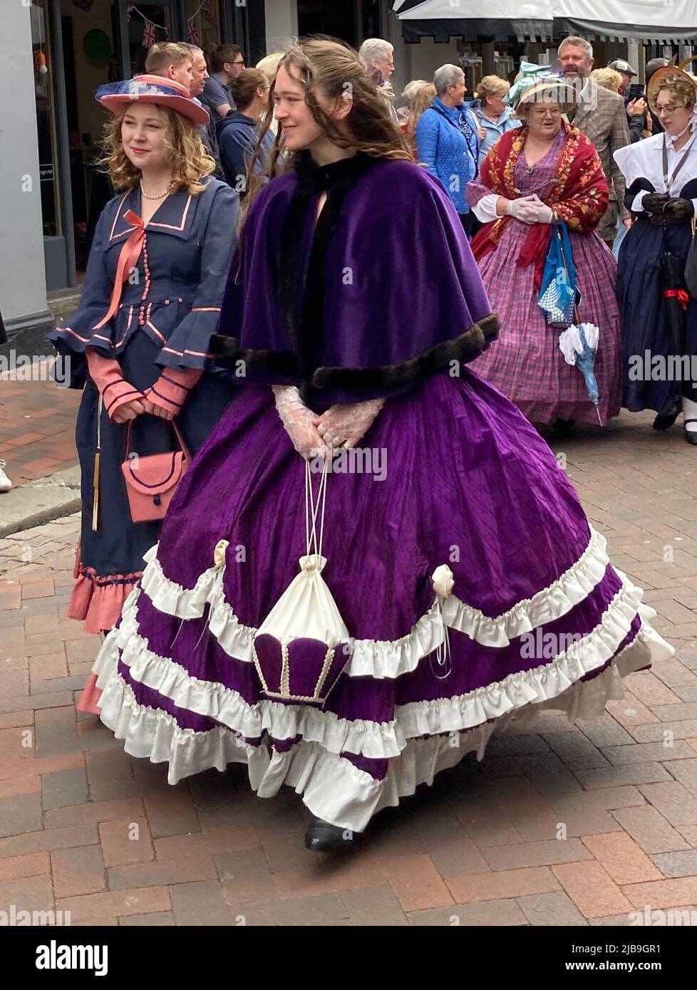 Menschen, die als literarische Figuren aus Dickens verkleidet sind, nehmen an der Parade beim Platinum Jubilee Dickens Festival in Rochester, Kent, am dritten Tag der Platinum Jubilee-Feierlichkeiten für Königin Elizabeth II. Teil Bilddatum: Samstag, 4. Juni 2022. Stockfoto