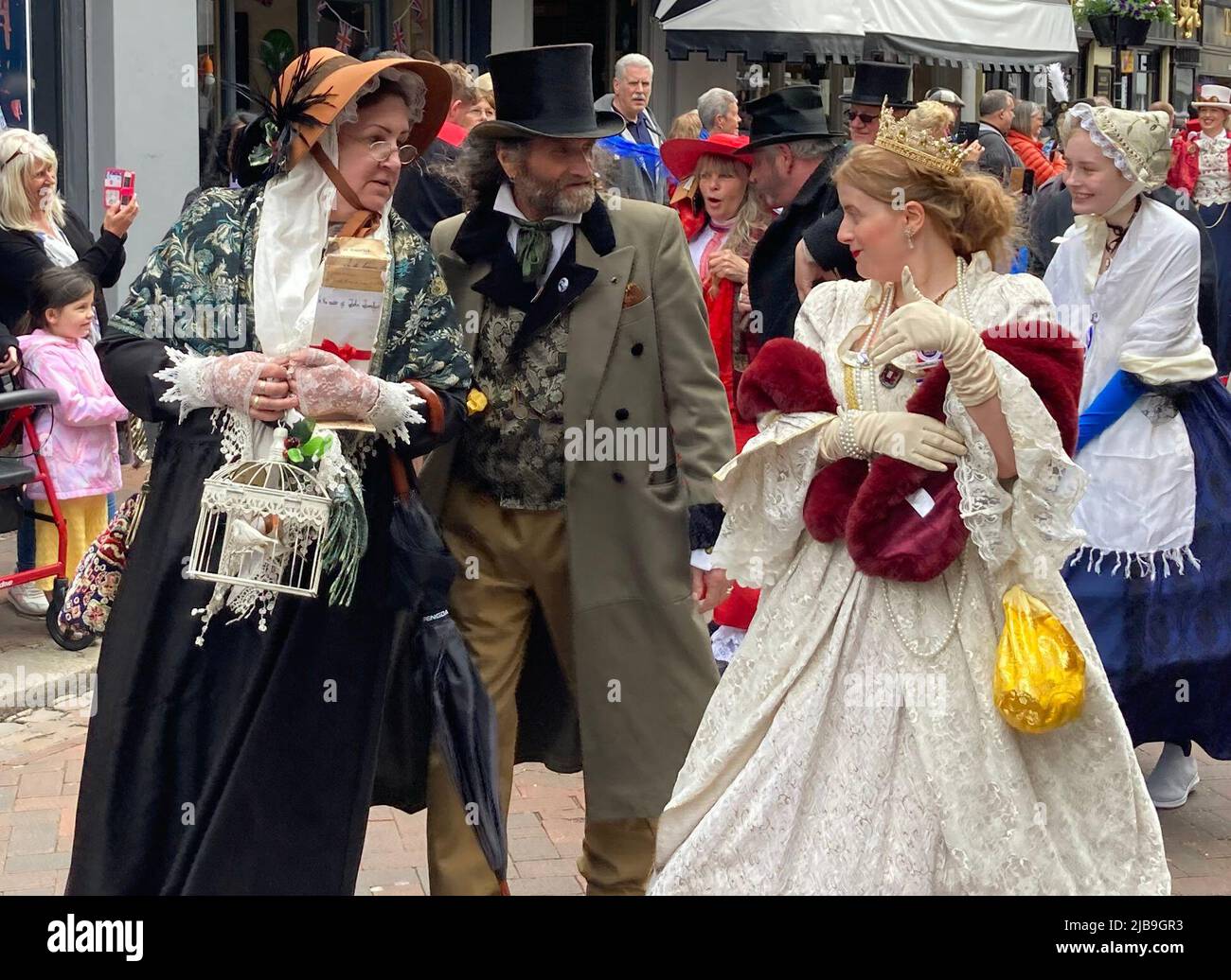 Menschen, die als literarische Figuren aus Dickens verkleidet sind, nehmen an der Parade beim Platinum Jubilee Dickens Festival in Rochester, Kent, am dritten Tag der Platinum Jubilee-Feierlichkeiten für Königin Elizabeth II. Teil Bilddatum: Samstag, 4. Juni 2022. Stockfoto