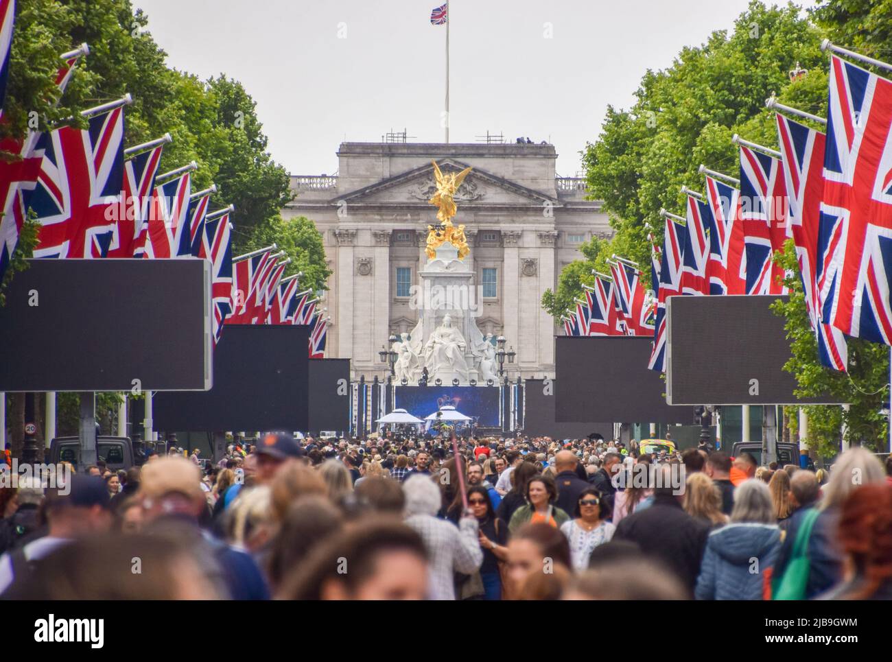 London, Großbritannien. 4.. Juni 2022. Im Vorfeld der Abendshow wurden große Leinwände entlang der Mall aufgestellt, da die Fans am 3. Tag des Queen's Platinum Jubilee Weekend, an dem berühmte Künstler vor dem Buckingham Palace die Bühne betreten werden, darunter Queen, Diana Ross und Duran Duran, unter vielen anderen, ankommen. Kredit: Vuk Valcic/Alamy Live Nachrichten Stockfoto