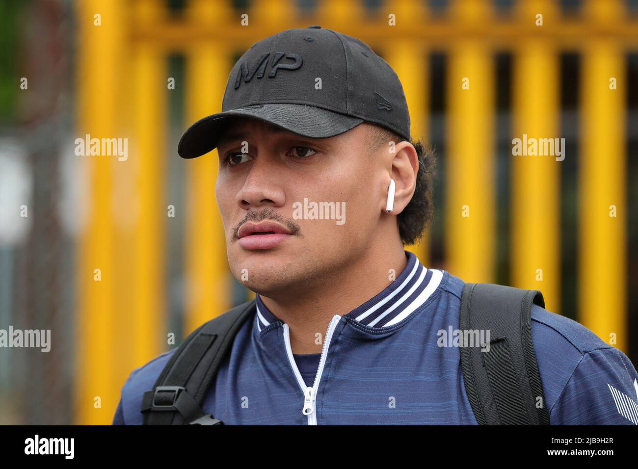 Patrick Mago #10 von Wigan Warriors kommt vor dem heutigen Spiel im „Mend-A-Hose Jungle Stadium“ an Stockfoto