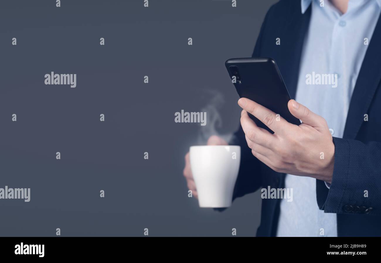 KONTAKTIEREN Sie uns. Geschäftsmann hält Handy mit Post, Telefon, E-Mail-Symbol und Tasse Kaffee. Cutomer Support-Konzept. Hand Geschäftsmann hält mobil Stockfoto